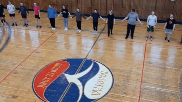 Один из вариантов?♀️ групповой разминки.#разминка #групповыезанятия #групповыетренировки смотреть онлайн