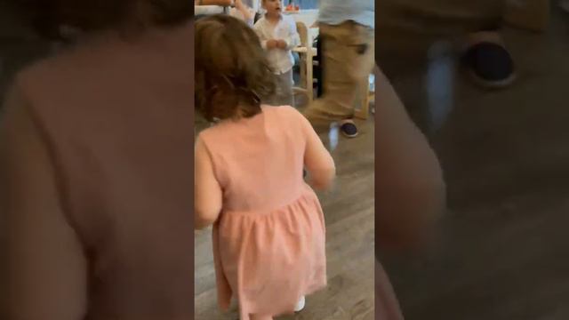 20 months old girl dances zeibekiko in New York City смотреть онлайн