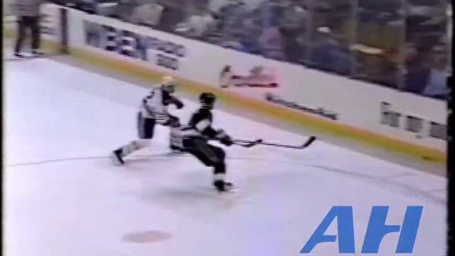 NHL Nov. 5, 1989 Rob Ray,BUF v Larry Robinson,LA (hit) Buffalo Sabres Los Angeles Kings смотреть онлайн