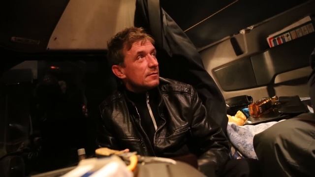 «Три недели в дороге, связи нет». Рассказ дальнобойщика о случае в Сибири // На Geely в Якутию смотреть онлайн