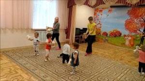 Три медвежонка прыгали в саду. Ритмика для малышей. Дети 1,5-2 года