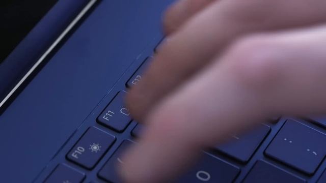 Samsung’s Galaxy Books double as a wireless charger смотреть онлайн