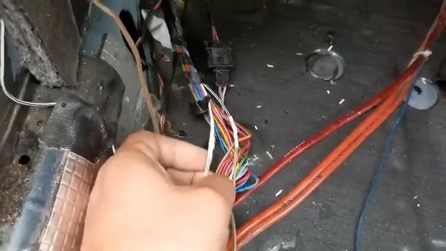 Замкнуло проводку на автомобиле Нива от сильного дождя . Выдало ошибку на сигнализации. смотреть онлайн