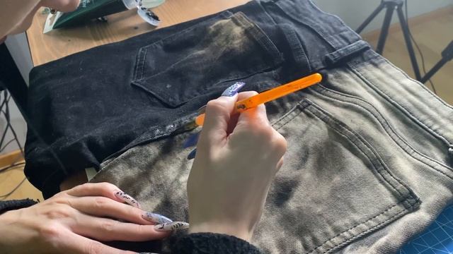 ПЕРЕДЕЛКА ДЖИНС, КАСТОМ ОДЕЖДЫ / Отбелила белизной, рисую акрилом, НЕОЖИДАННЫЙ РЕЗУЛЬТАТ / PUNK DIY смотреть онлайн