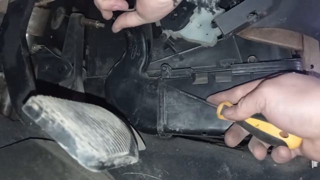 Как снять педаль газа Ford Focus 1 седан американец АКПП. #RAZNOBOY #FordFocus1 #фордфокус1