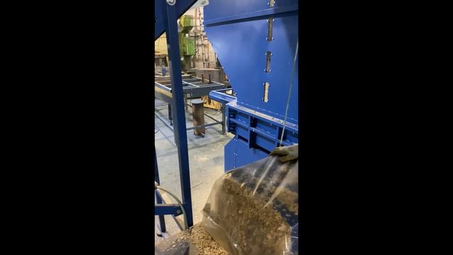 Видео работы гидравлического пресса, для стружки, опилок, травы, мин.ваты, ветоши и т.д. смотреть онлайн
