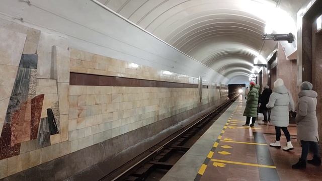 КАК ВЫГЛЯДИТ МЕТРО В ЕКАТЕРИНБУРГЕ / ПУТЕШЕСТВИЕ ПО РОССИИ / ЕКАТЕРИНБУРГ 2 ЧАСТЬ смотреть онлайн