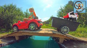 Диана и Даня играют в машинки игрушки в луже. МанкиТайм