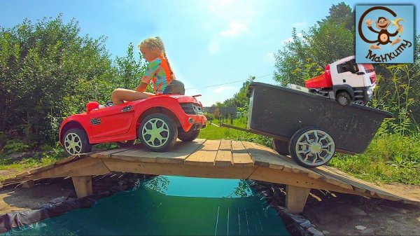Диана и Даня играют в машинки игрушки в луже. МанкиТайм