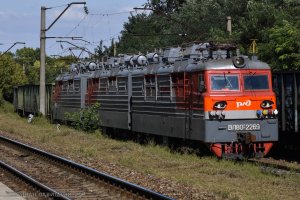 Электровоз ВЛ80с-2445 недовольно бибикнув пронёсся в сторону Краснодара
