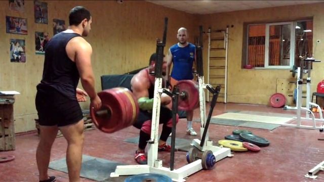 приседание со штангой в стиле Зерхера 250 кг. (Zercher squat 550lb) смотреть онлайн