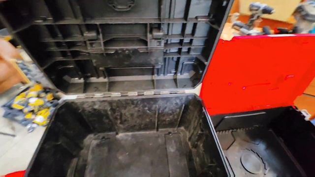 В какую систему хранения больше  поместится  инструментов DeWalt Tstak  или Интерскол ?