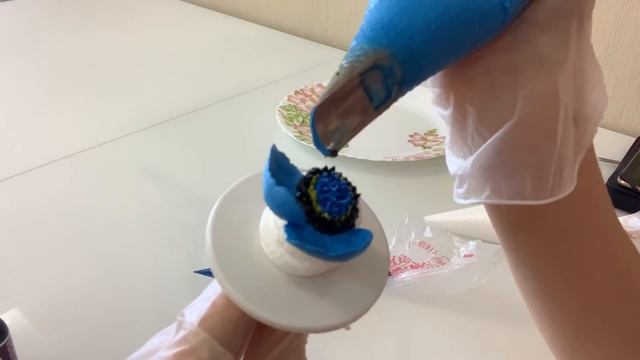 АНЕМОНЫ ХРИЗАНТЕМЫ из БЗК! Cake Decorating Ideas! Как украсить торт синими цветами! Красивый торт! смотреть онлайн