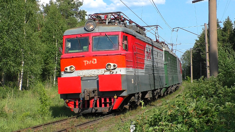 ВЛ11-506/399 Б с грузовым поездом