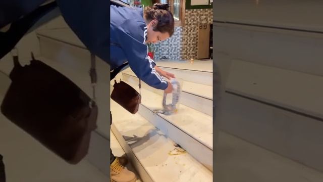 Смелая девушка ?