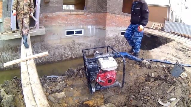 Бензиновая мотопомпа Koshin KTH-80X для грязной воды в работе смотреть онлайн