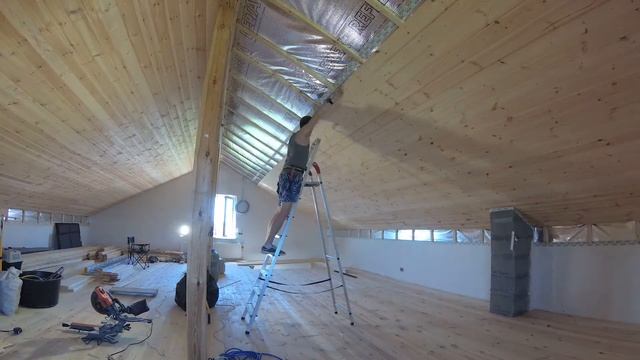 Зашиваю потолок мансарды имитацией бруса. Финал работ в #ЧудоДом на майские праздники 2021 смотреть онлайн