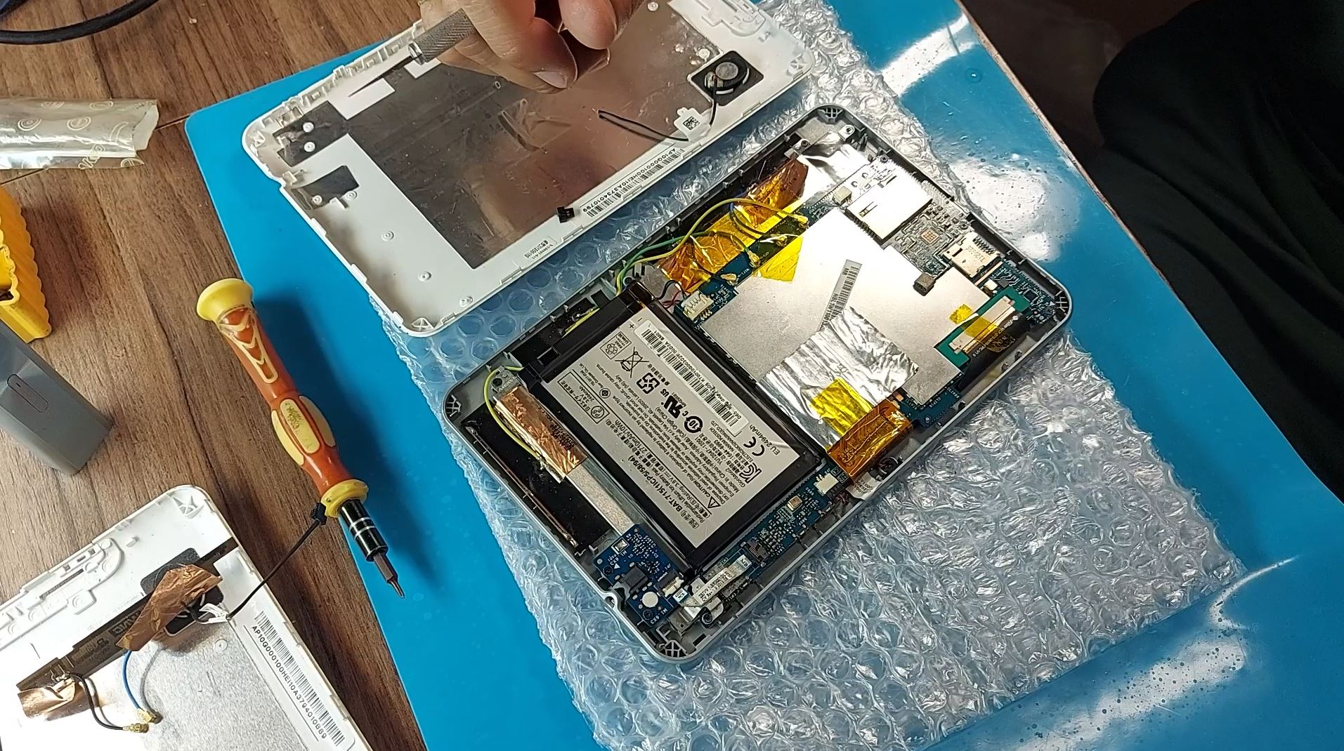 Как заменить дисплей и USB на планшете Acer Iconia B1-711 смотреть онлайн