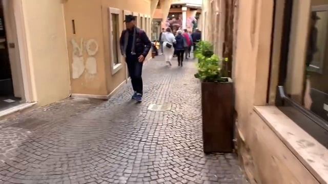 Стрит стайл Италия. Весенняя мода на улицах города.Как одеваются в Италии. смотреть онлайн