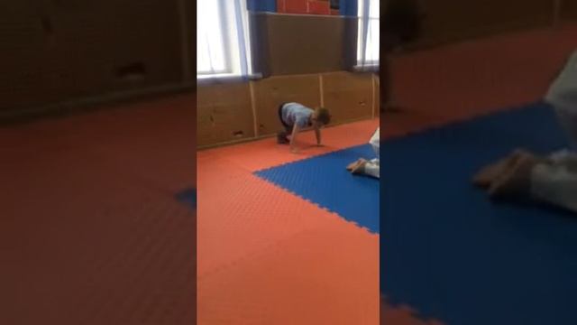 Первая тренировка сына в карате, набирующая популярность! смотреть онлайн