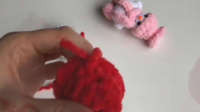 Маленький вязаный снеговик крючком на ёлку. Мастер-класс смотреть онлайн