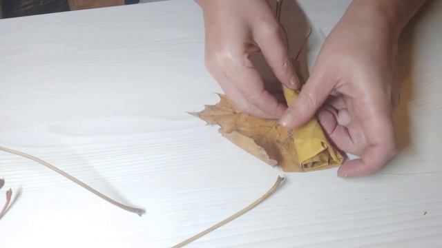 Розочки из кленовых листьев. Поделка своими руками. смотреть онлайн