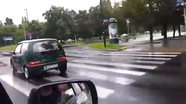 Малолитражка едет на ручнике смотреть онлайн