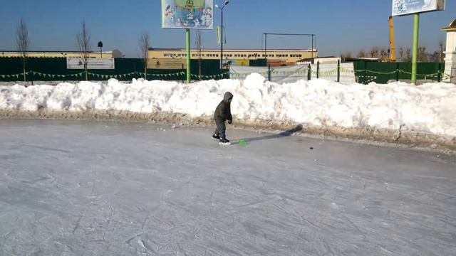 В первый раз на катке с клюшкой в руках... смотреть онлайн