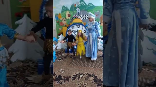 Хоровод с Дедом Морозом и Снегурочкой (старшая группа) декабрь 2020 смотреть онлайн