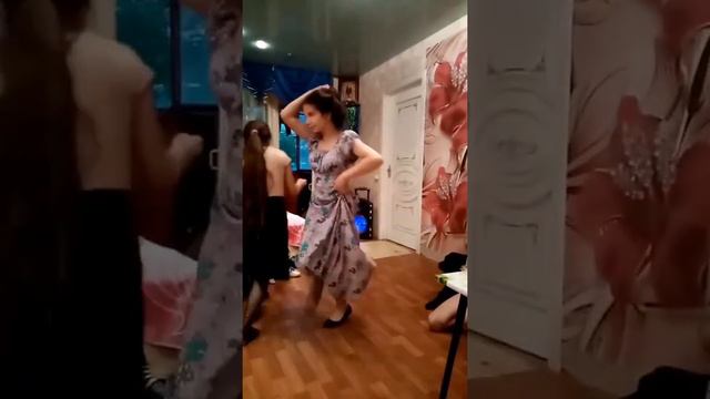 Цыганка танцует дома 🔥 смотреть онлайн