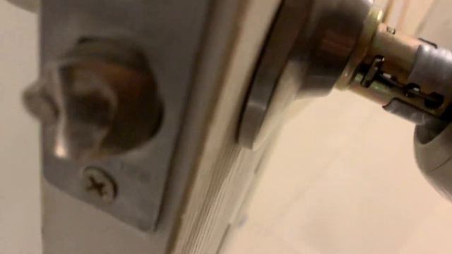 Что делать если закрылась дверь в комнату. Как открыть замок. смотреть онлайн