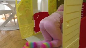 Макс, Катя и папа играют в роли кукол