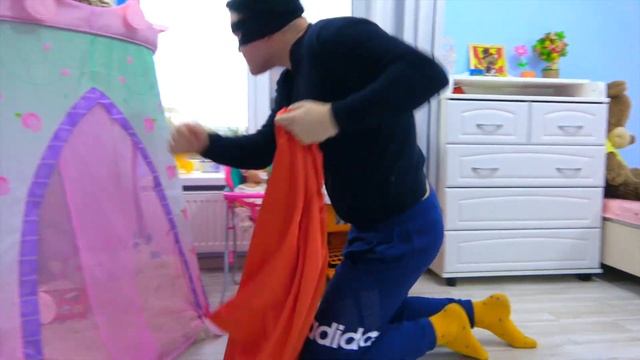 Ева и папа играют в полицию смотреть онлайн