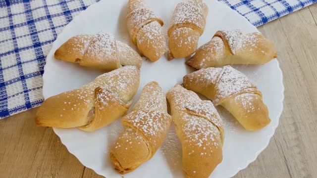 Яблочные рогалики. смотреть онлайн