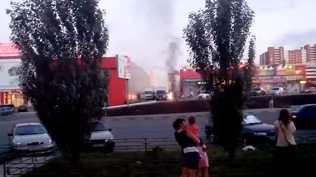 13 пожар между магазинами Гроздь***** и Магнит Семейный в Саратове на Тархова 46 смотреть онлайн