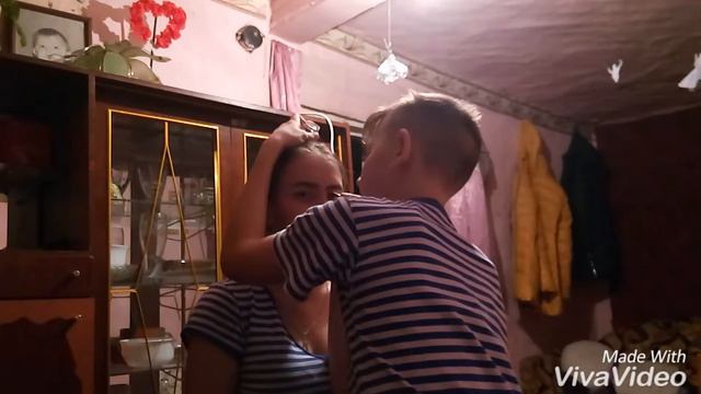 Это наше первое видео на канале. Делает макияж друг другу. смотреть онлайн