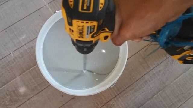 Dewalt DCD791P2 против краски