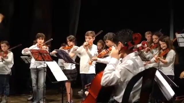 'Il primo Natale' suonato da bambini e adulti con viole, violini e violoncelli. смотреть онлайн