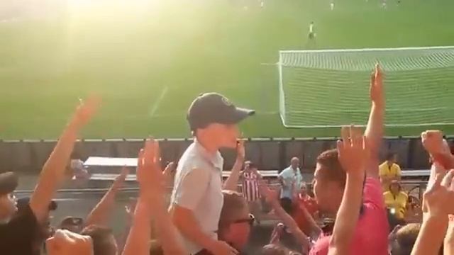 Маленький мальчик заводит фанатскую трибуну (A little boy gets fans' podium) смотреть онлайн