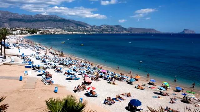 Курорты Испании идут на рекорд по числу бронирований этим летом. смотреть онлайн