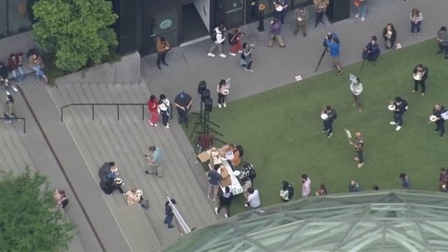 Amazon employees walk out over layoffs, return-to-work mandate смотреть онлайн