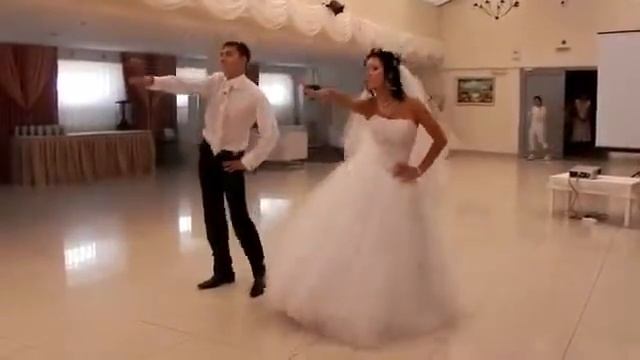 Очень крутой свадебный танец смотреть до конца***)))))Приколы смотреть онлайн