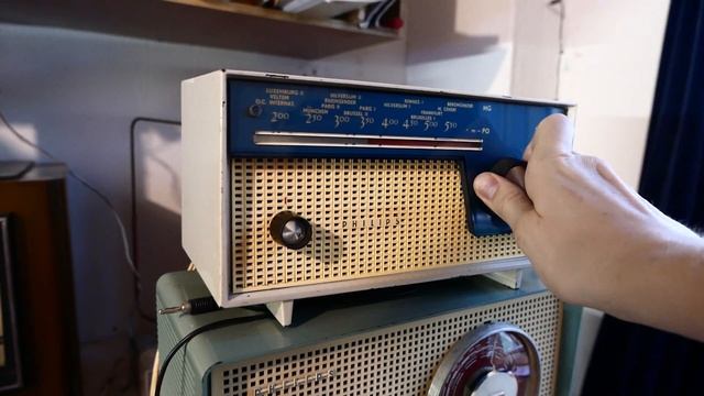 Vintage Radio Review: Philips B0X97U - small bakelite radio! смотреть онлайн