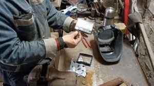 Замена батарейки в сварочной маске хамелеон своими руками