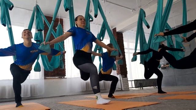 Аэройога. Пробуем на себе. Йога в гамаках смотреть онлайн