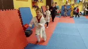 Тренировка детей тхэквондо первый год обучения Kids taekwondo training