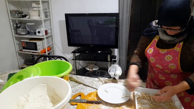 Как перетопить масло / Лепка галушек. смотреть онлайн