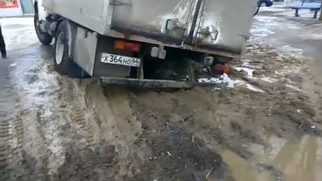 Волгоградский асфальт треснул под тяжестью малогабаритного грузовика смотреть онлайн