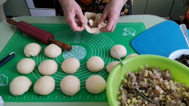 Из дрожжевого теста очень вкусные пироги. Плетенки с грибами, мешочки с сюрпризом. Пироги. смотреть онлайн