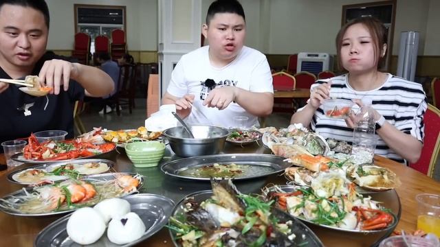挑战厦门160元一位的海鲜自助餐！清蒸大龙虾口感爽脆，直接半个下肚太过瘾【都市陈大胖】 смотреть онлайн